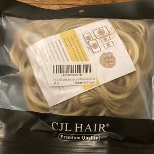 Scrunchy made of synthetic hair.